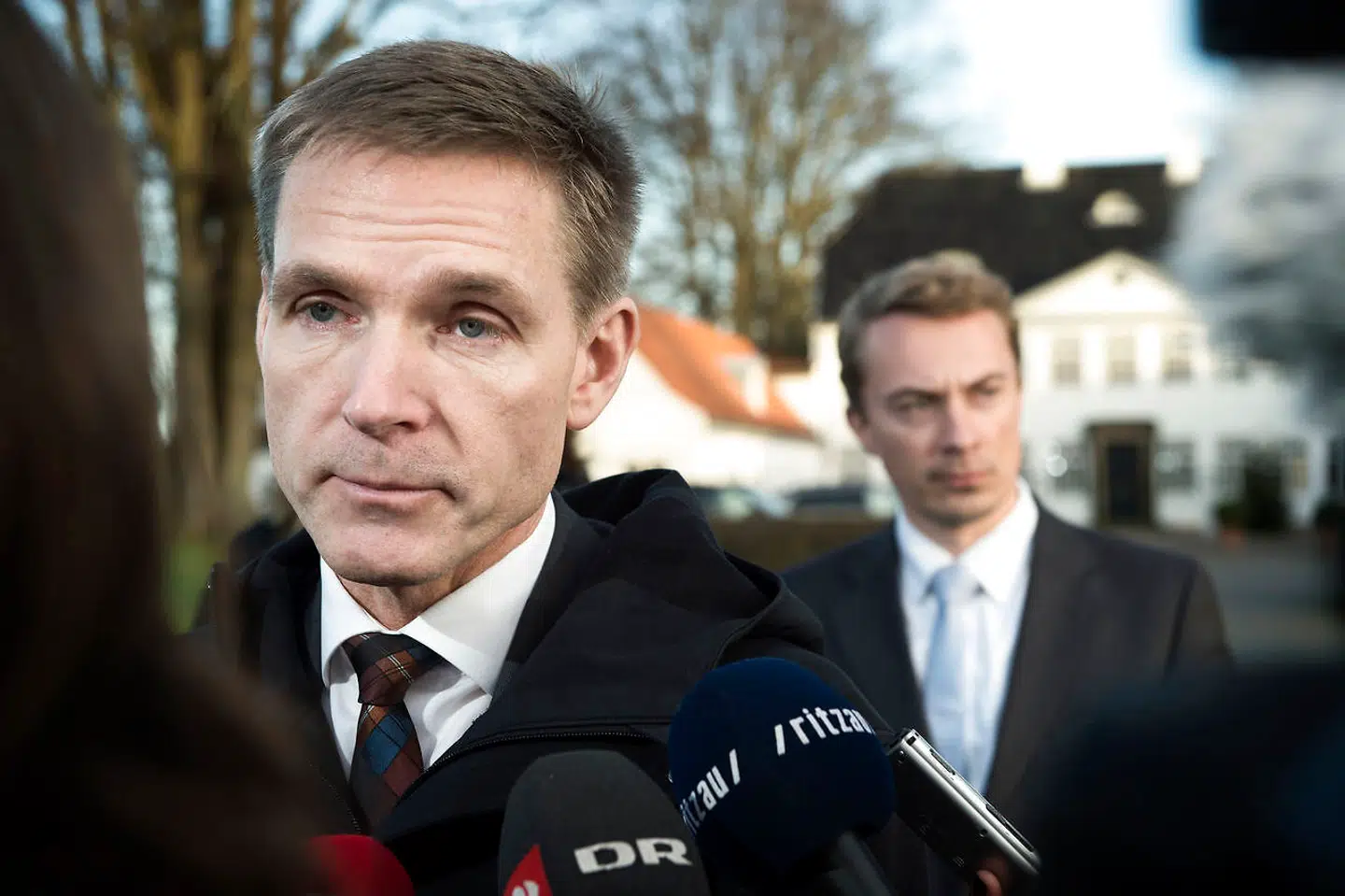 RB Thulesen Dahl: Messerschmidt træder ud af DF-ledelse-Arkivfoto: Statsminister Lars Løkke Rasmussen taler med samtlige af Folketingets partier mandag d. 7 december 2015 på Marienborg. Kristian Thulesen Dahl, Peter Skaarup og Morten Messerschmidt fra Dansk Folkeparti taler med journalister efter mødet med statsministeren. (Foto: Jens Nørgaard Larsen/Scanpix 2015)