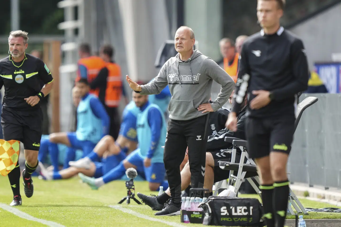 Niels Frederiksen har rigeligt at tænke på i øjeblikket. Hans amputerede mesterhold har indledt superligasæsonen med at spille tre kampe uafgjort, og snart venter stærke Red Bull Salzburg i Champions League-kvalifikationen. Claus Fisker/Ritzau Scanpix