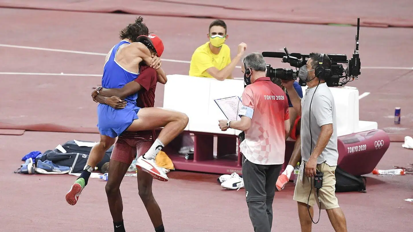 Det hele endte i historiske billeder, da OL-guldet endte hos to atleter.