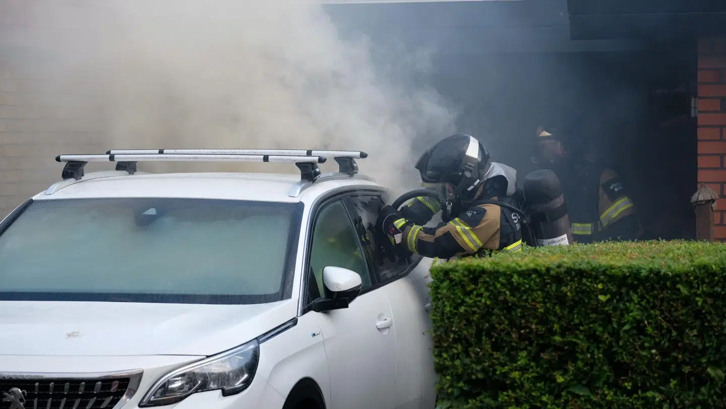 Denne elbil er brudt i brand, og da røgen er sundhedsskadelig, bedes borgere blive indendøre. Foto: Byrd / Lind Foto