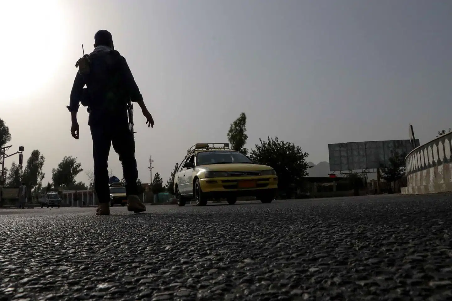 En afghansk sikkerhedsofficer står klar ved Kandahar, Afghanistan 19. juli. Foto: EPA/M SADIQ