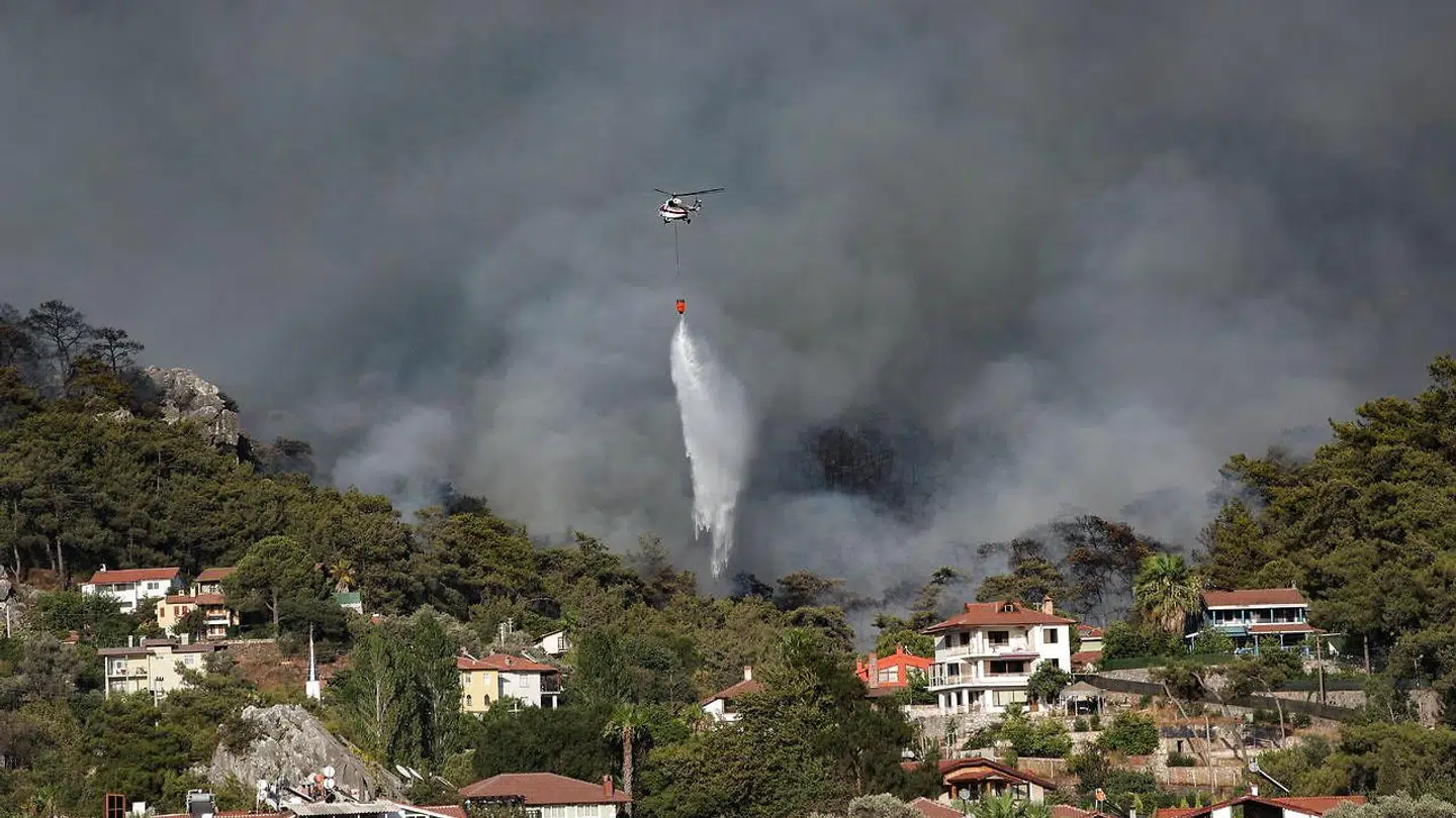 En helikopter vandbomber en naturbrand i Mugla i Tyrkiet.