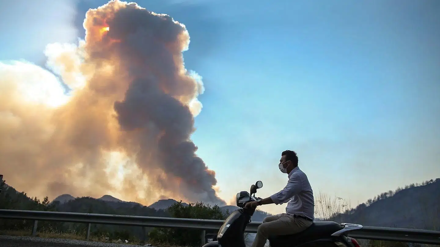 En mand på sin scooter i Mugla i Tyrkiet.