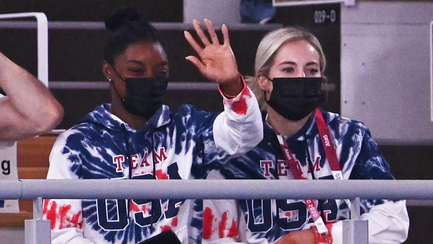 Simone Biles så torsdagens konkurrencer fra sidelinjen.