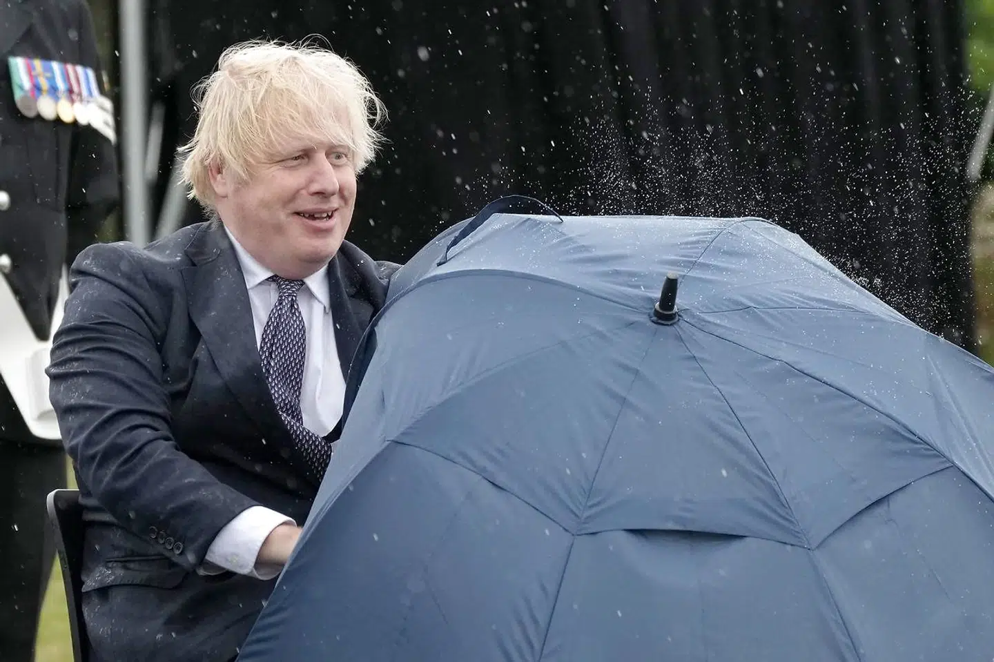 Den uheldige hovedperson kunne godt se humoren i situationen. (Photo by Christopher Furlong / POOL / AFP)