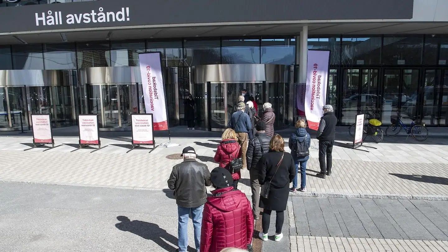 Hold afstand, står der på svensk. Foto: Scanpix
