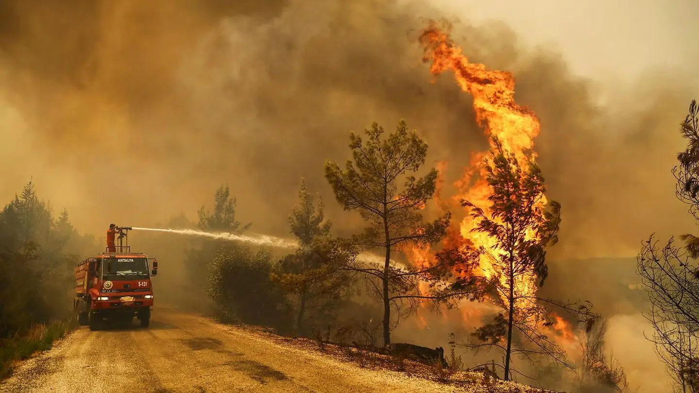 Det tyrkiske brandvæsen har svært ved at få flammerne under kontrol.