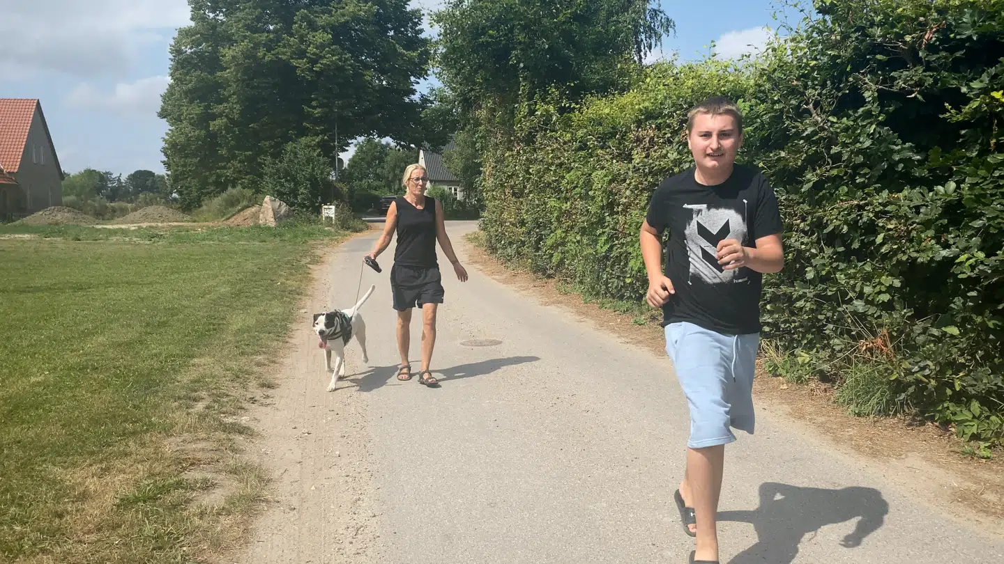 Under gåturen med hunden tester Loke igen sin mor, hvor han prøver at løbe fra hende. Konstant tester han hendes grænser, fordi han mangler at se andre mennesker og mangler at blive aktiveret af specialiseret hjælp.