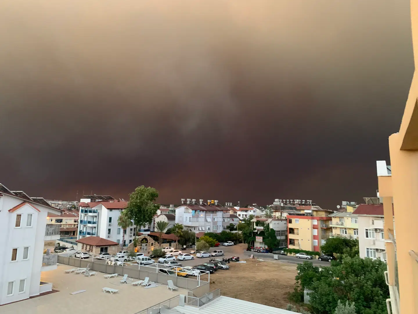 Sorte skyer ved hotellet i Side. Privatfoto.