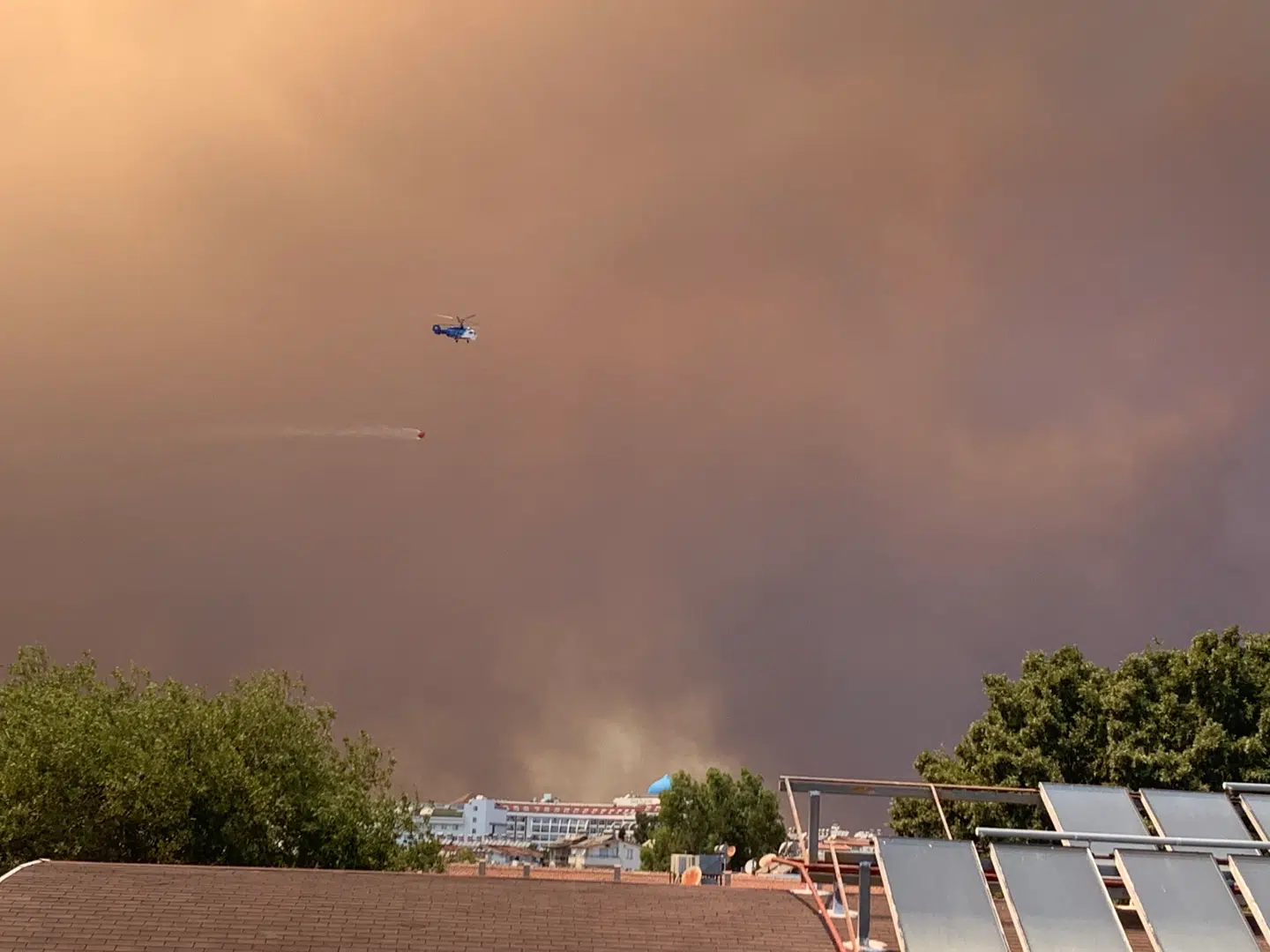 Her kommer en helikopter med vand. Privatfoto.