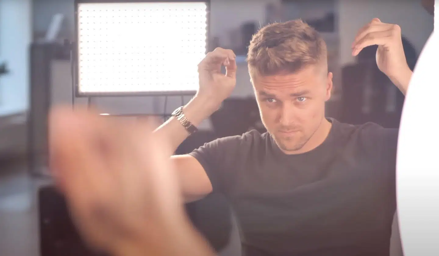 Videoerne optages i deres studie med professionelt udstyr.