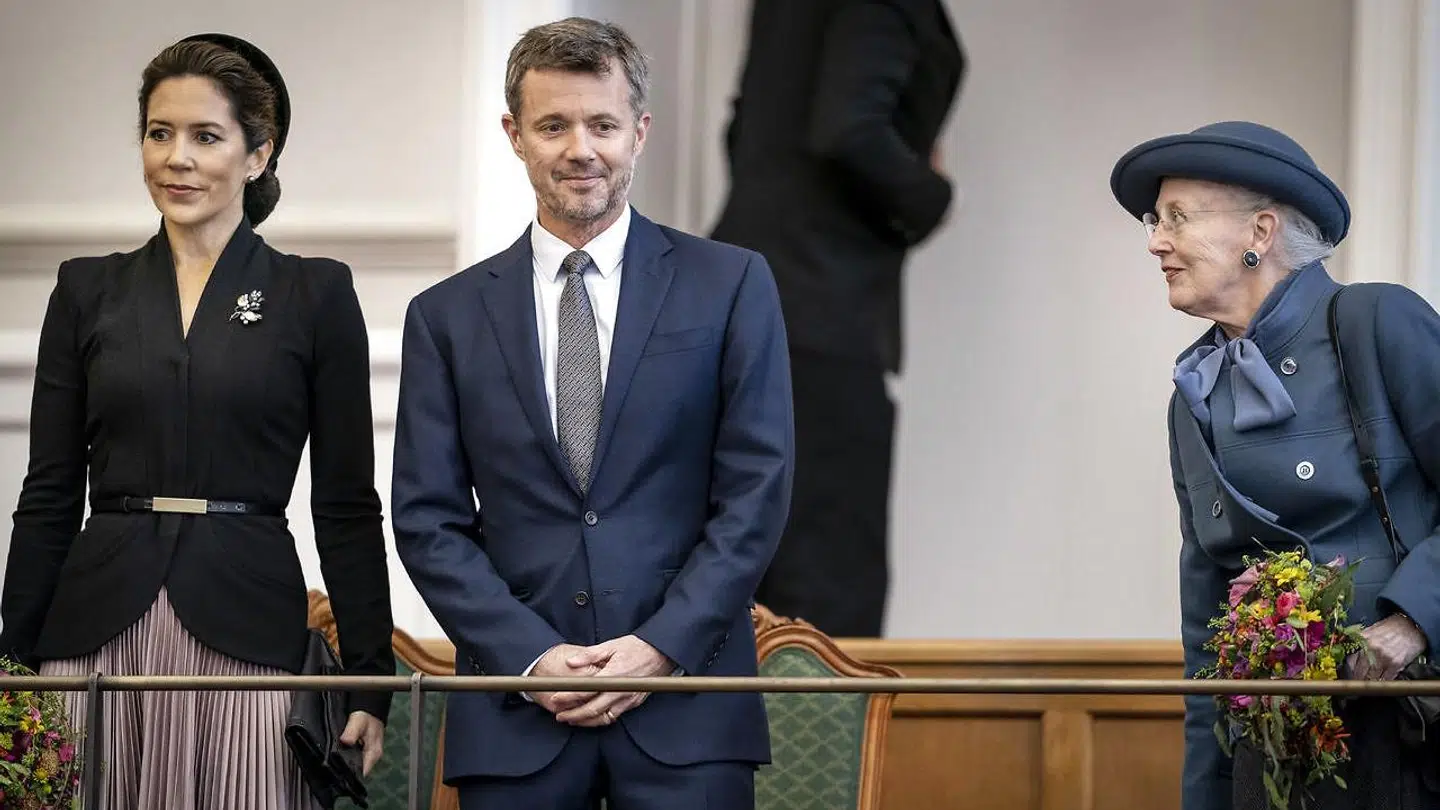 Kronprinsparret bruger både iPhones, Instagram og Facebook - men Dronning Margrethe har lidt sværere ved at følge med tiden.