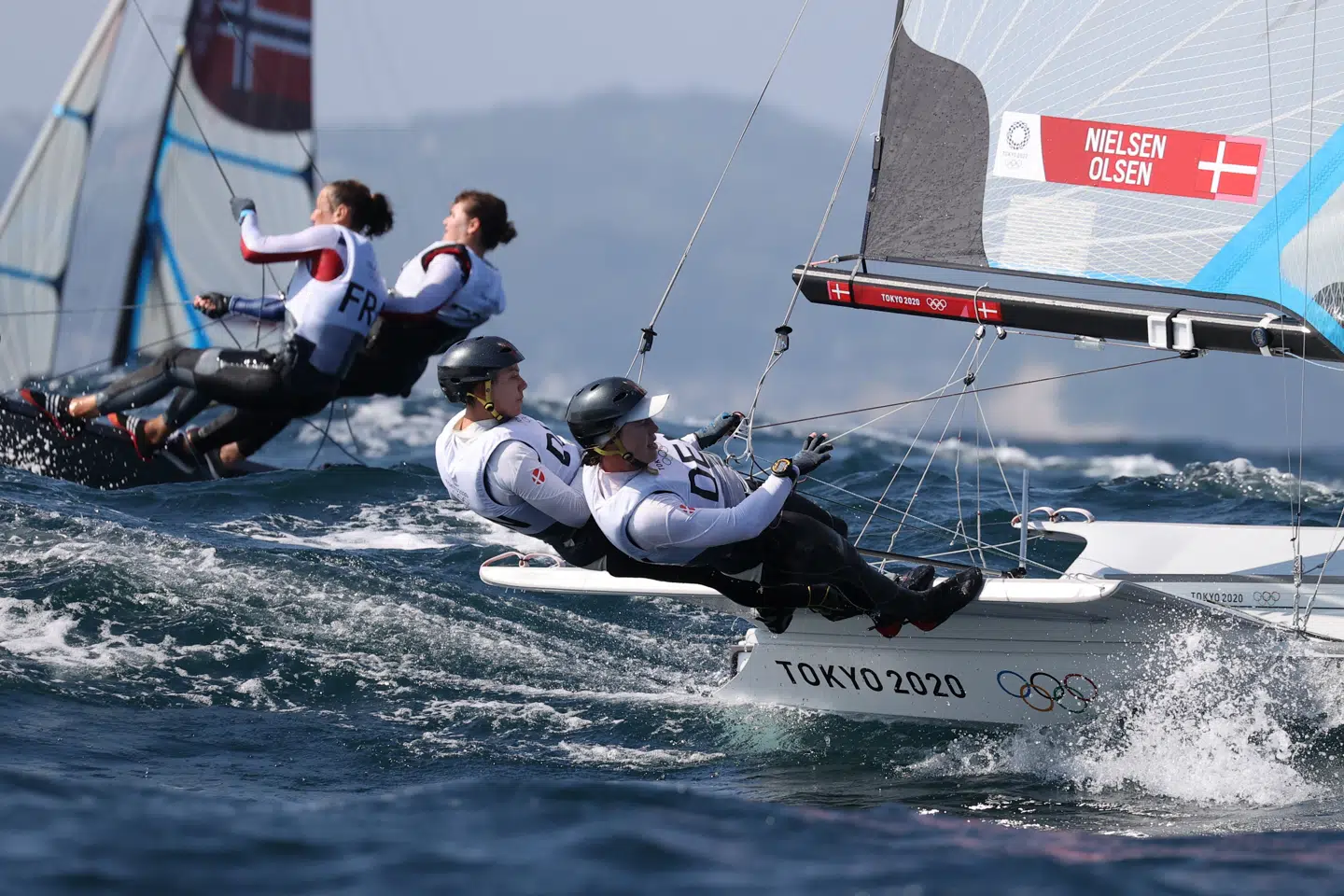 Ida Marie Baad Nielsen og Marie Thusgaard Olsen faldt fredag tilbage fra 4.- til 9.-pladsen i 49'er FX. Ivan Alvarado/Reuters