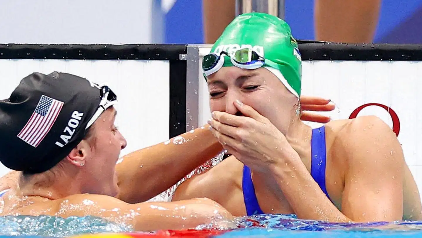 Tatjana Schoenmaker (th) sikrede sig OL-guld i 200 meter bryst.