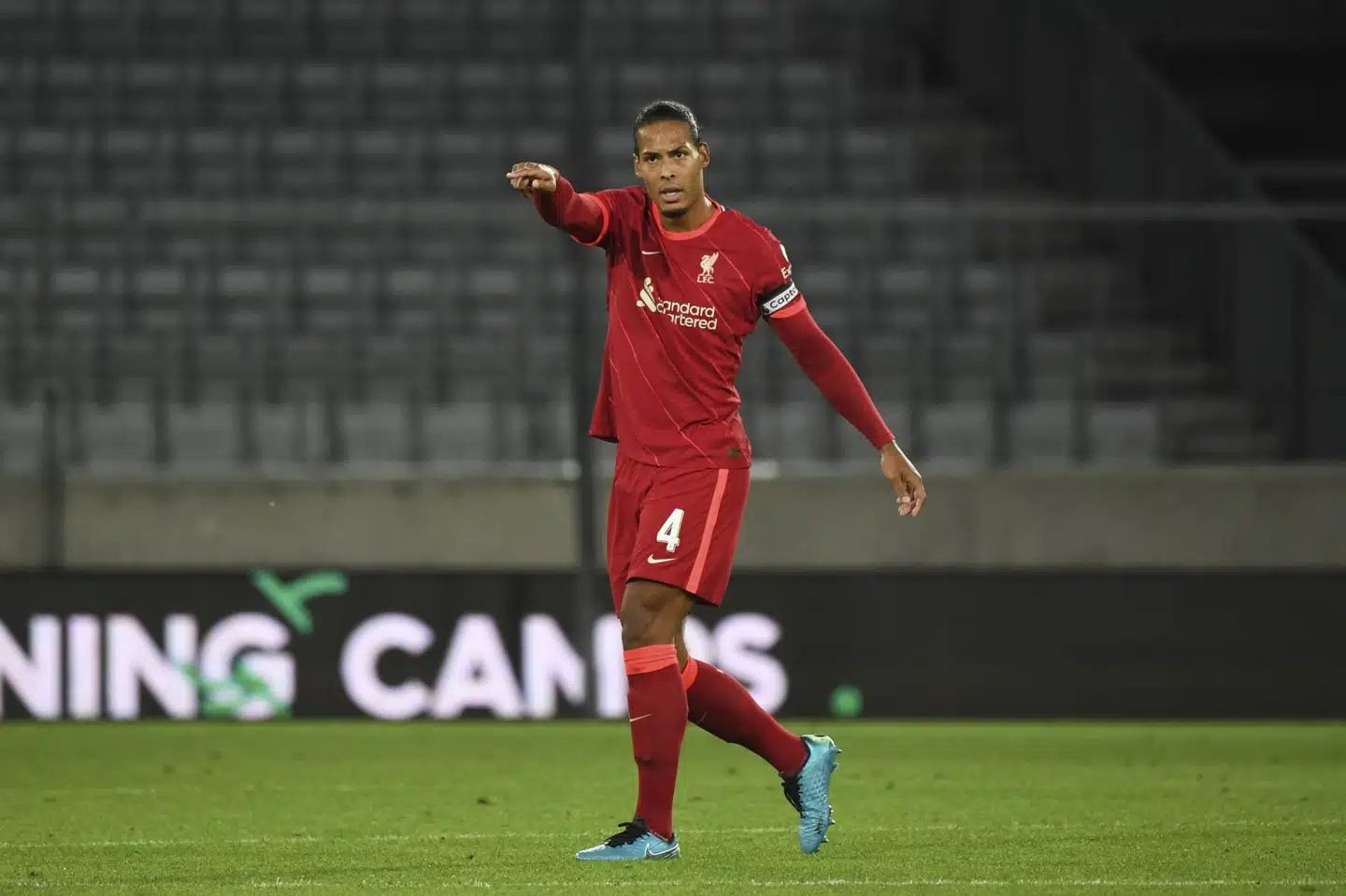 Efter at have siddet ude med en knæskade siden oktober sidste år var Virgil van Dijk torsdag tilbage på grønsværen for Liverpool. Sebastian R''ppold/Ritzau Scanpix