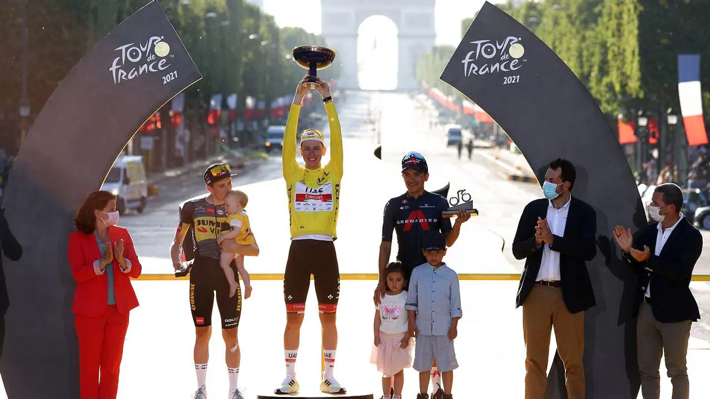 Jonas Vingegaard (tv.) på podiet i Paris sammen med vinderen af Touren, Tadej Pogacar (i midten), og tredjepladsen, Richard Carapaz.
