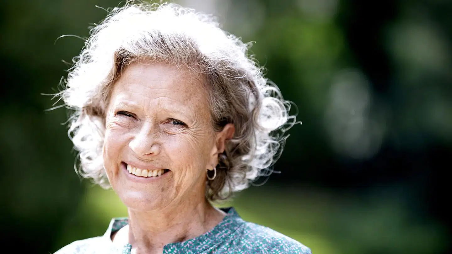 Så smilende ser man sjældent Birthe Neuman som Karen Blixen i 'Pagten'.