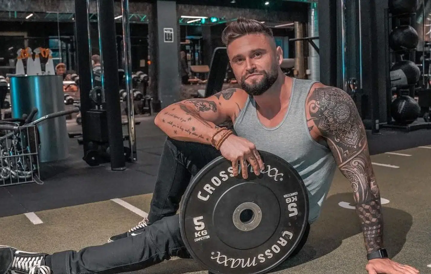 Bille Bay er udover at være online coach fysisk personlig træner i FitnessOk i Roskilde og Barrys i København.