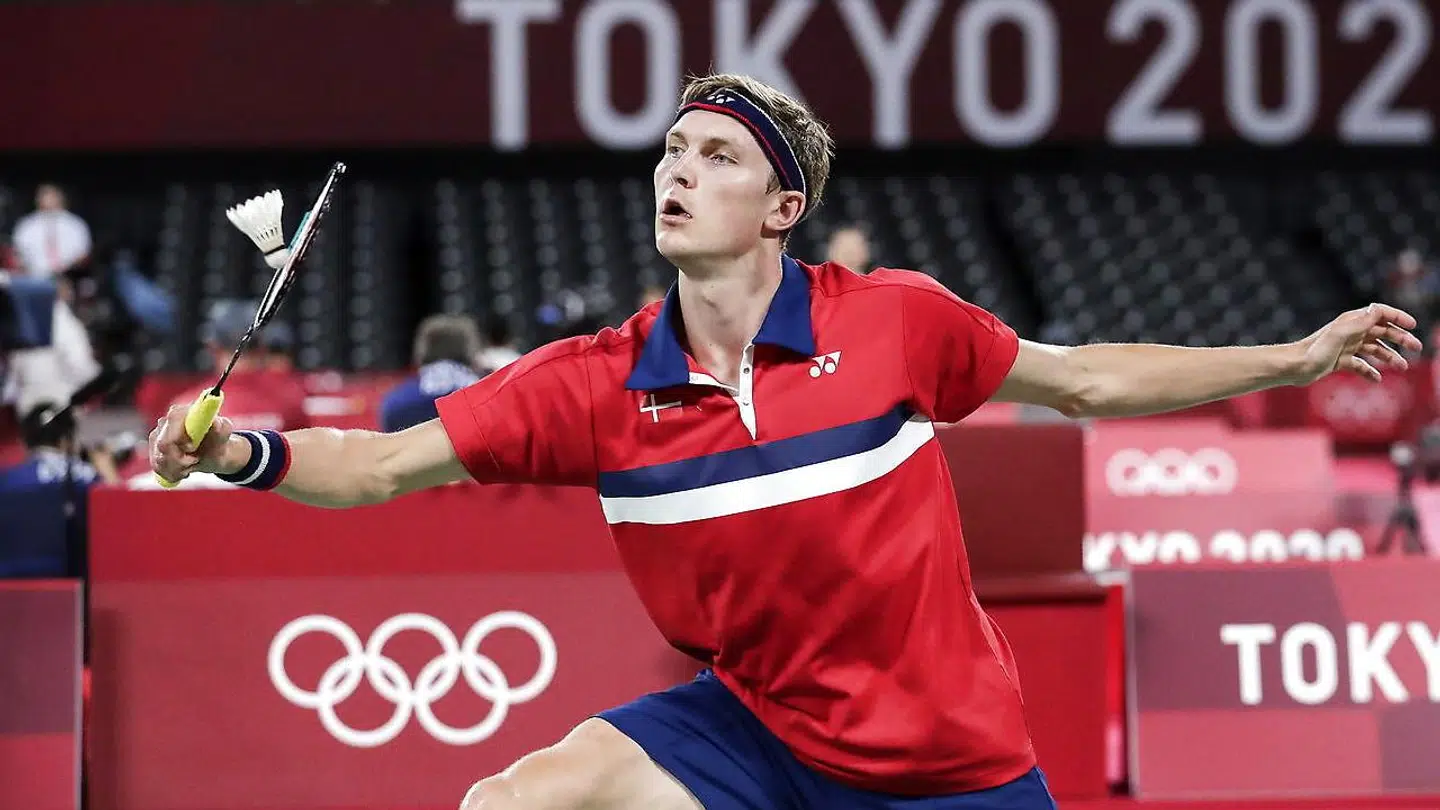 Viktor Axelsen slipper for Kento Momota i Tokyo.