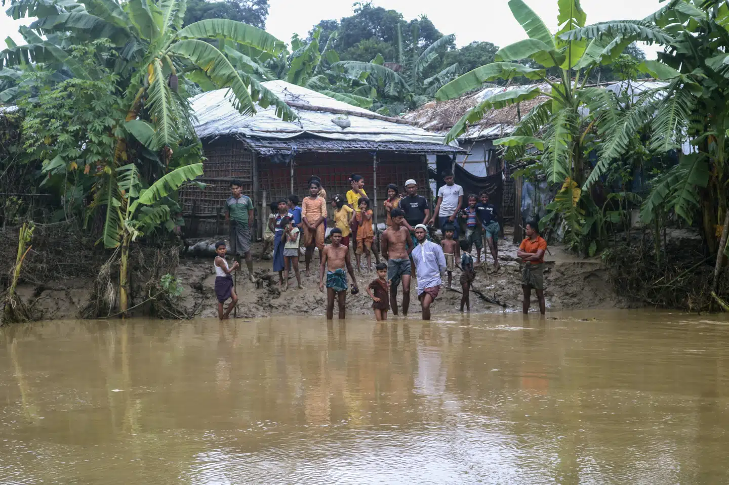 Rohingya-flygtninge ses her under de voldsomme oversvømmelser i verdens største flygtningelejr i Cox's Bazar i Bangladesh. Shafiqur Rahman/Ritzau Scanpix