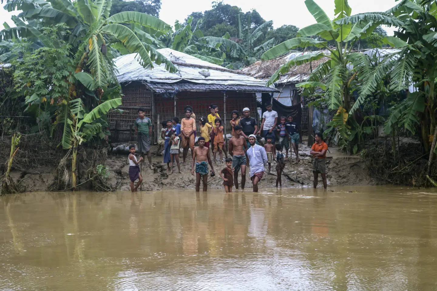 Rohingya-flygtninge ses her under de voldsomme oversvømmelser i verdens største flygtningelejr i Cox's Bazar i Bangladesh. Shafiqur Rahman/Ritzau Scanpix