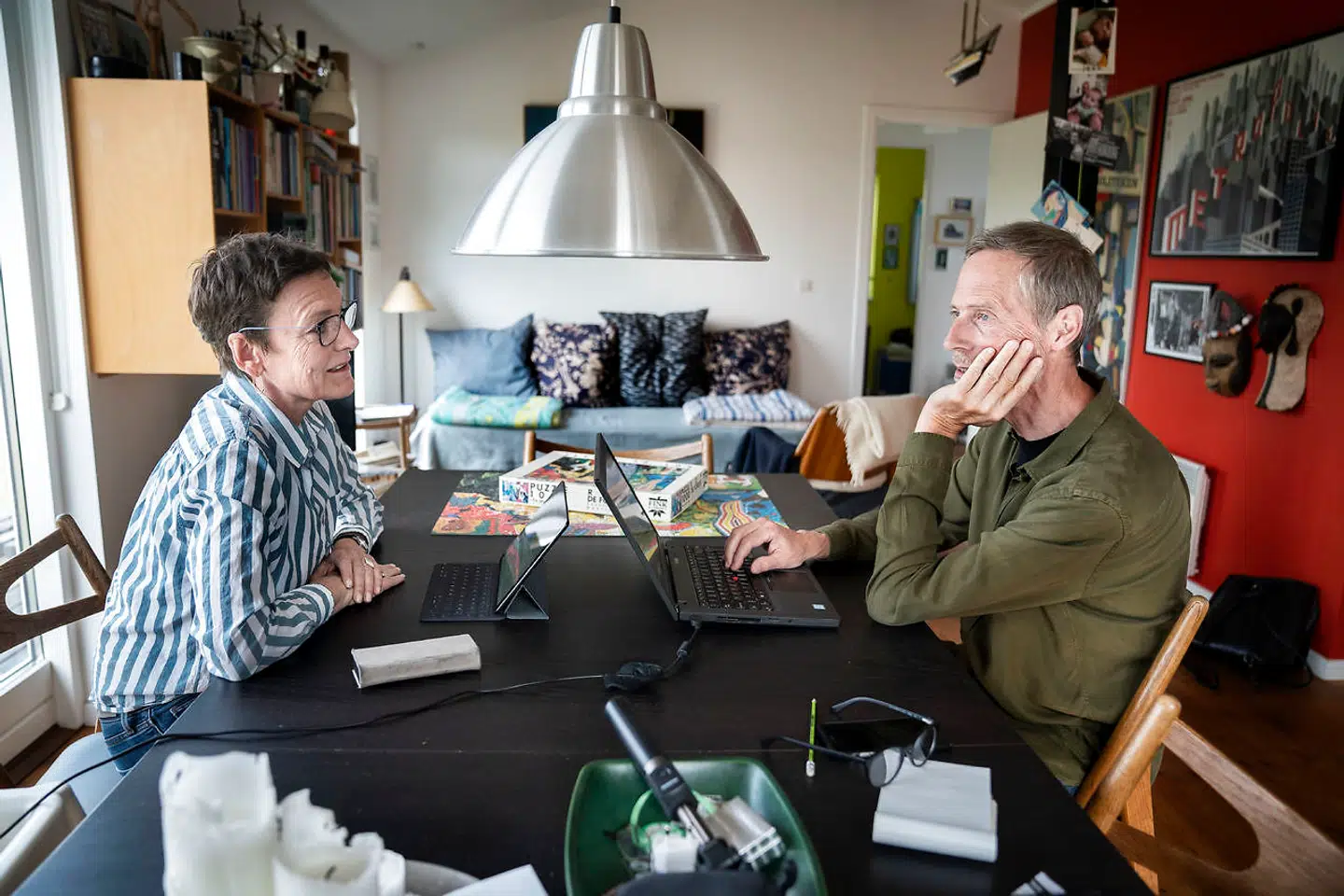 Forfatterparret - og ægteparret - journalisterne Janni Pedersen og Kim Faber i deres kolonihavehus i Ejby ved Glostrup i april 2020.