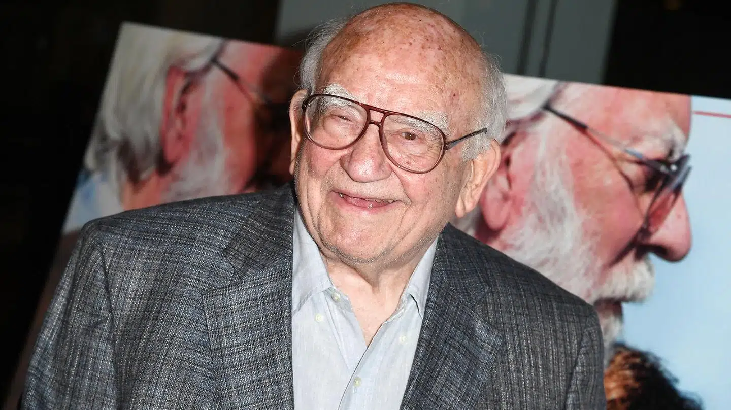 Også skuespilleren Ed Asner langer ud efter Piers Morgan.