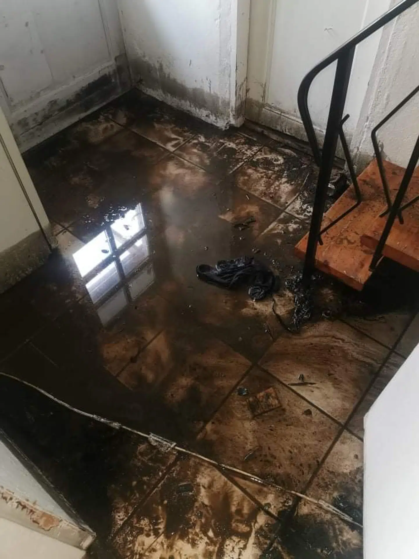 Der venter den 50-årige mand et stort oprydnings- og rengøringsarbejde efter oversvømmmelsen.