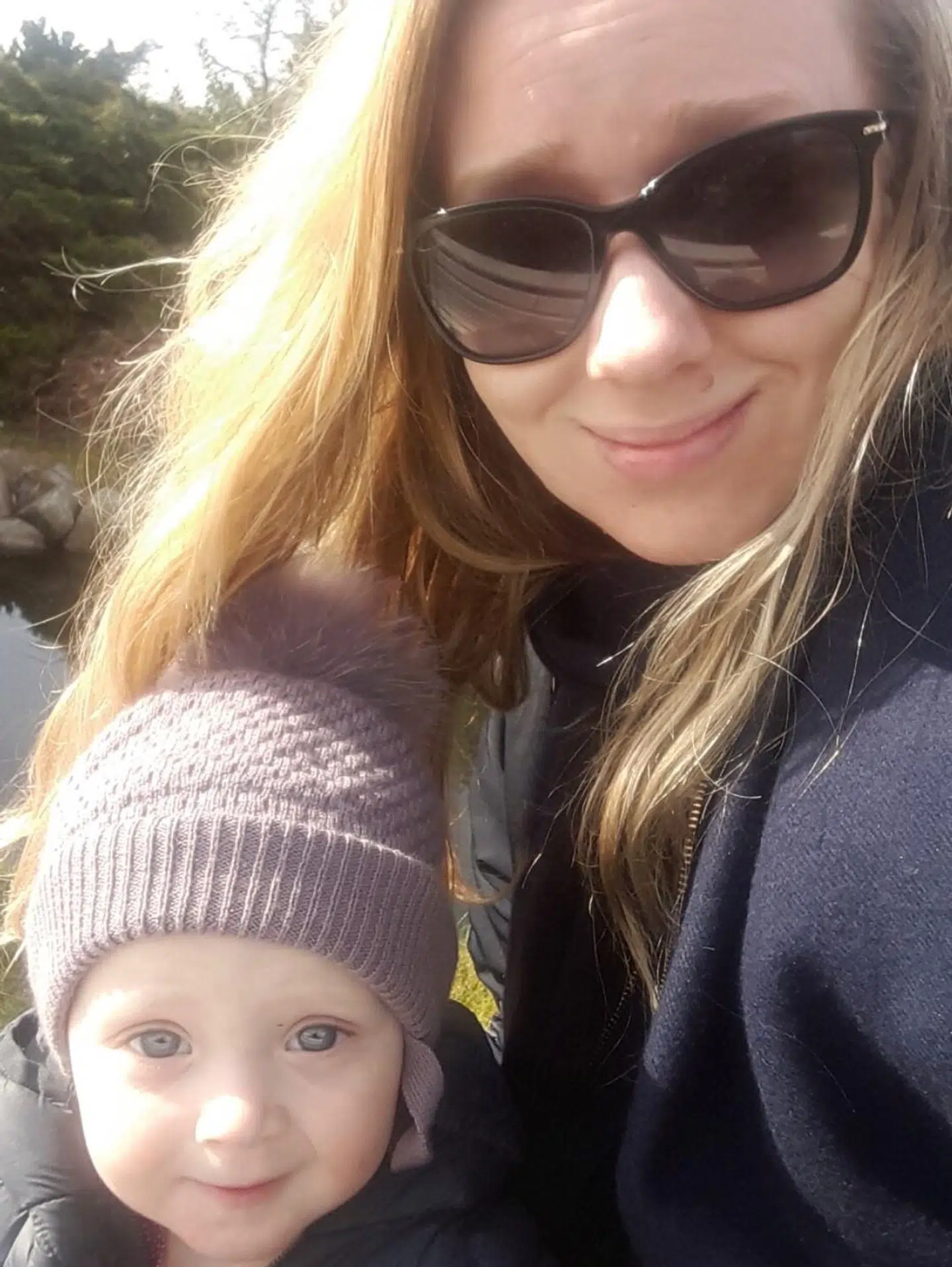 Anne Mette ses her sammen med sin datter. Foto: Privat.