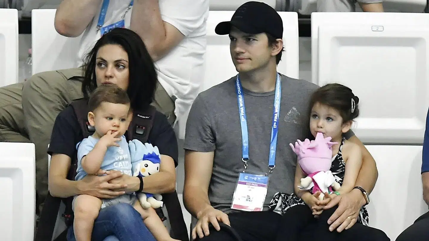 Arkivfoto af Mila Kunis og Ashton Kutcher med deres børn, der i dag er fire og seks år gamle.
