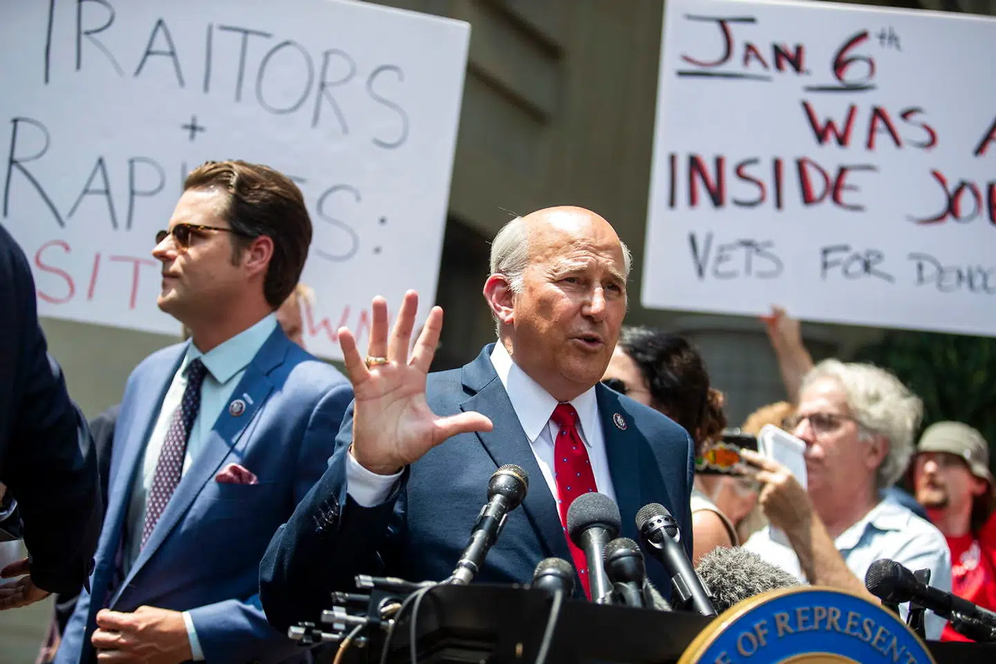 Foran Kongressen havde demonstranter, der mener, at begivenhederne 6. januar var iscenesat, taget ophold. Republikanerne Louie Gohmert og Matt Gaetz holdt desuden et pressemøde.