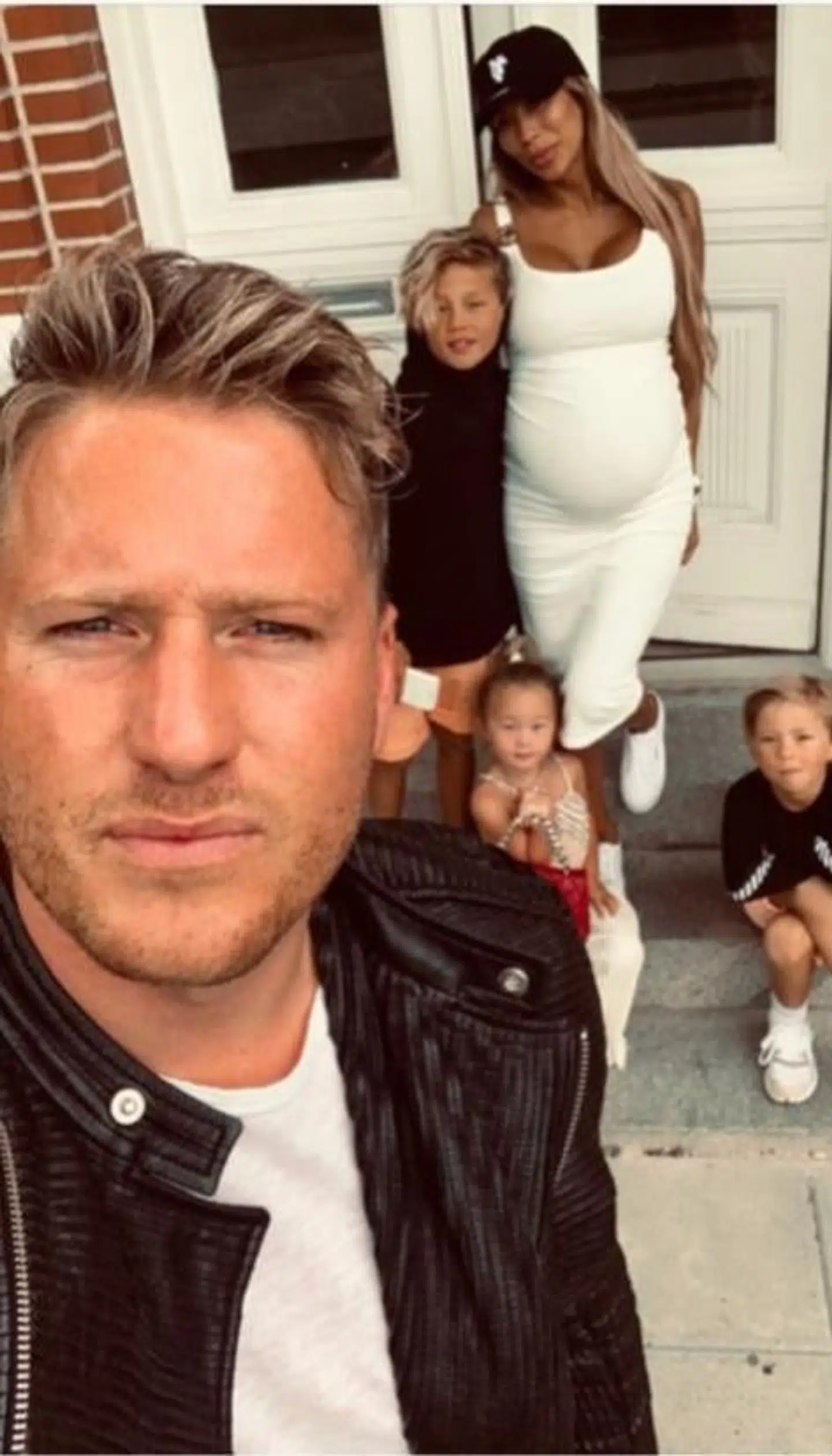 Jackie Navarro og Rasmus Møller med tre af børnene. Foto: Privat.