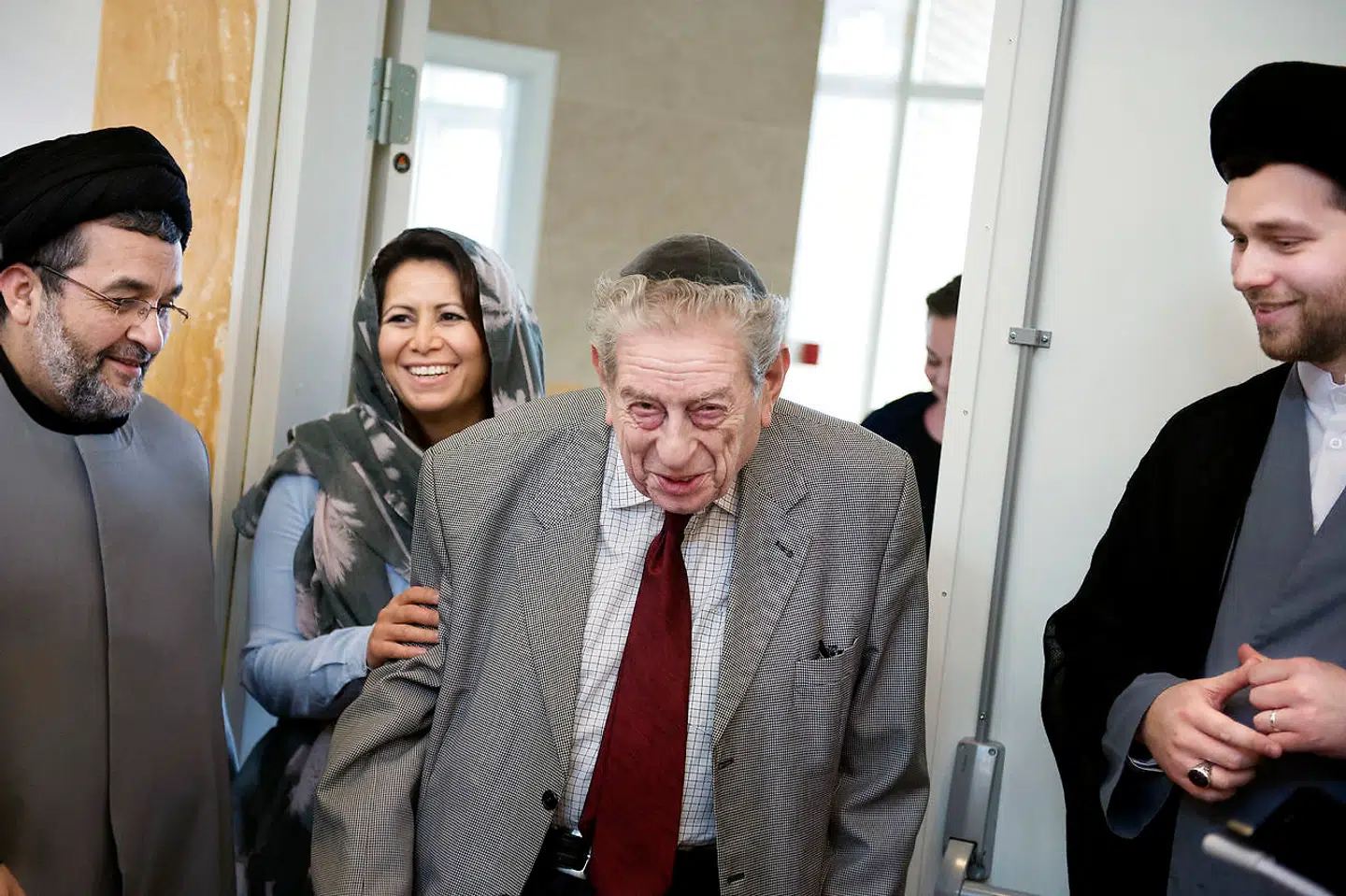 Forhenværende overrabbiner Bent Melchior stiftede sammen med tidligere folketingsmedlem for SF Özlem Cekic Foreningen Brobygger. Her besøger de i 2017 Imam Ali-moskeen.
