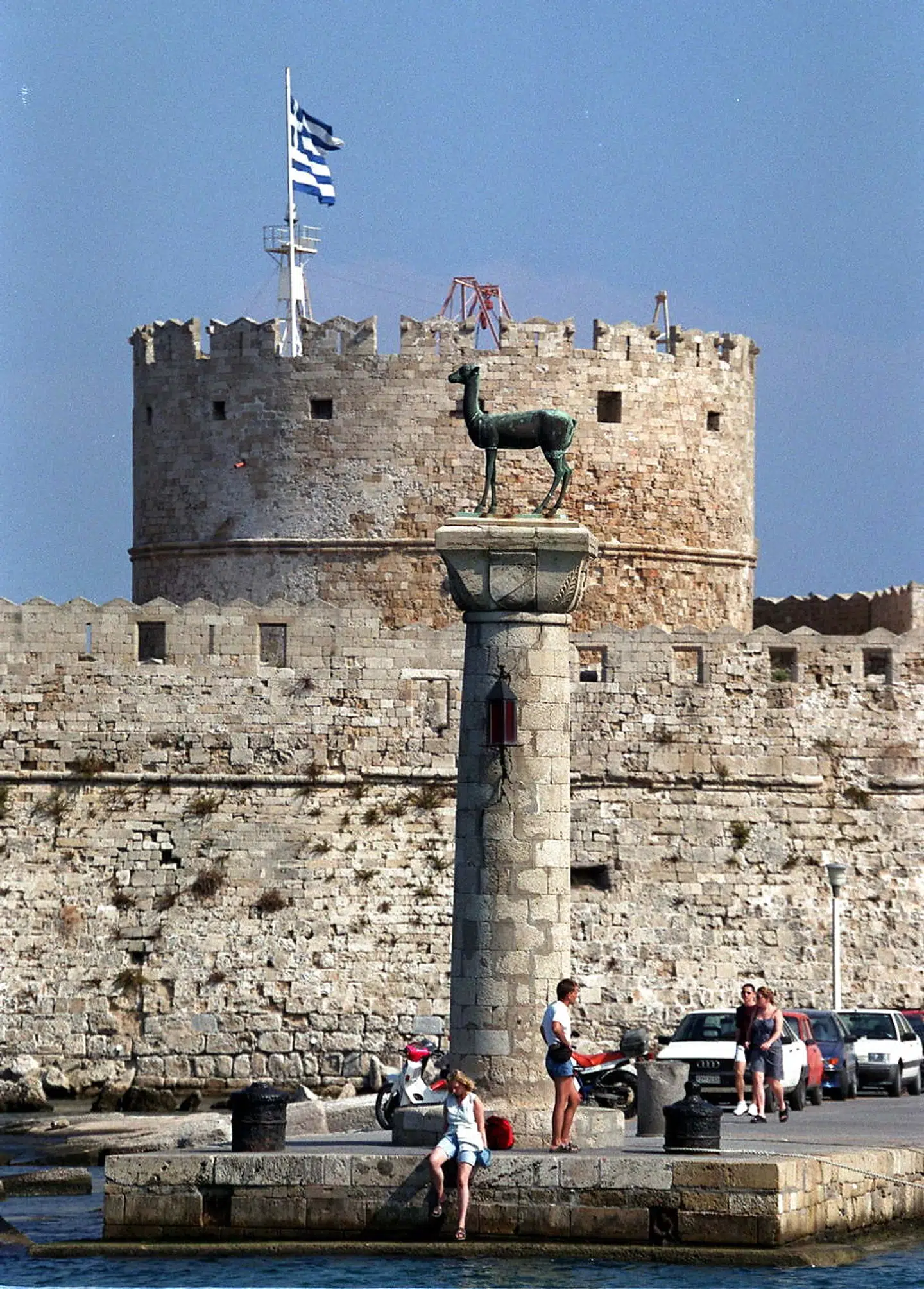 Rhodos, Mandraki-havnen, ved indsejlingen står der en hjort, byens vartegn.