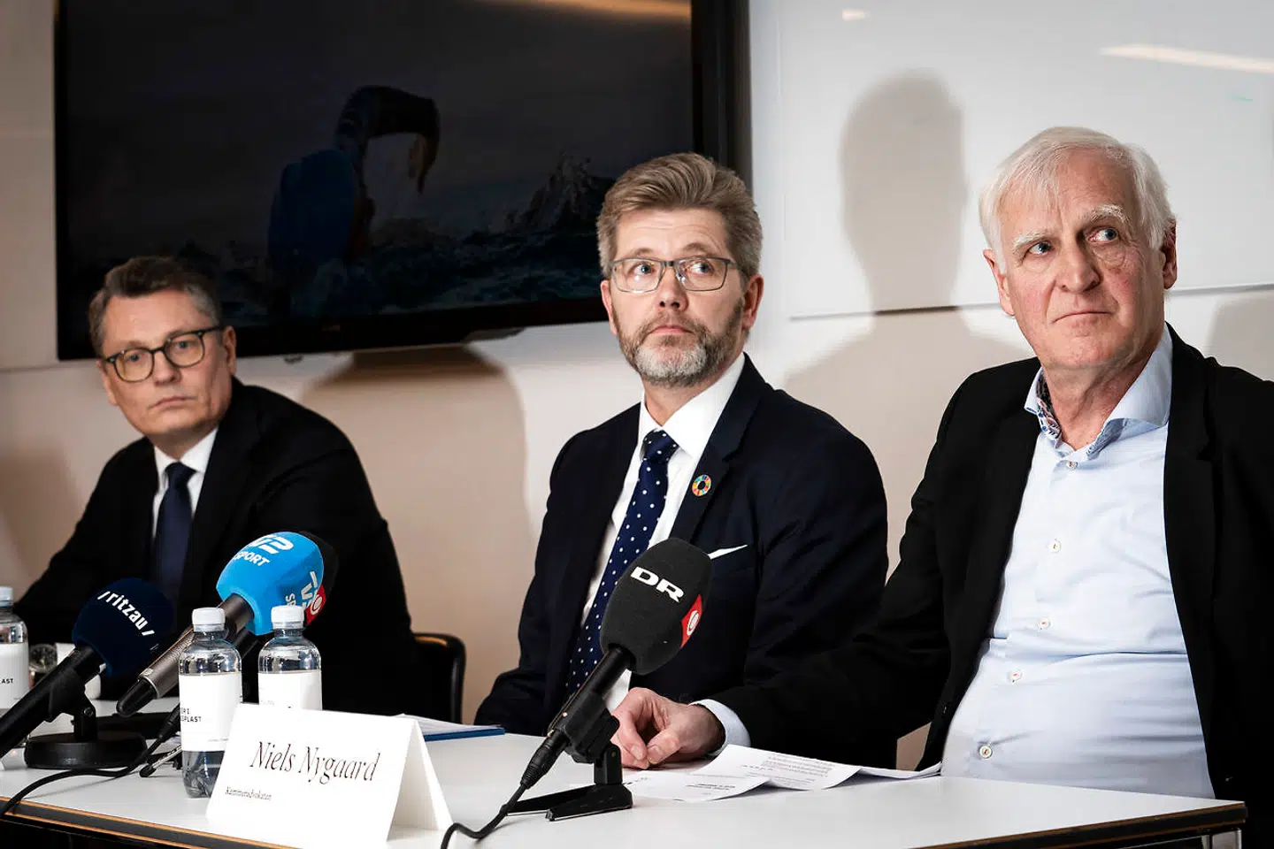 Kammeradvokaten afsluttede i foråret 2020 sin uvildige undersøgelse af forholdene i dansk elitesvømning fra 2001 og frem. På baggrund af den undersøgelse oplyste DIF følgende: 'Den uvildige undersøgelse af forholdene i dansk elitesvømning fra 2001 og frem til i dag er nu afsluttet. Og konklusionen er entydig: Der er begået betydelige ledelsessvigt hos navnlig Dansk Svømmeunion, men også Team Danmark i perioden 2003-2013.' – Fra venstre: Kammeradvokat Tormod Tingstadt, dengang bestyrelsesformand i Team Danmark, Frank Jensen, og dengang bestyrelsesformanden i DIF, Niels Nygaard.