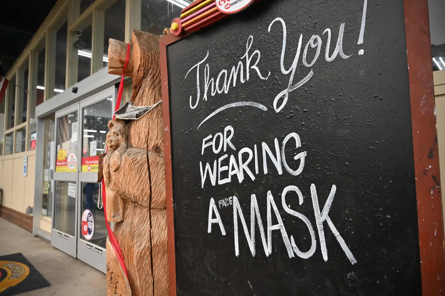 Tak for at bruge mundbind, står der på et skilt uden for et supermarked i Indian Valley i Californien. Den amerikanske sundhedsmyndighed CDC anbefaler, at selv færdigvaccinerede personer bærer mundbind i de områder af landet, hvor Delta-varianten har bidt sig fast. Det er et skifte i forhold til CDC's tidligere retningslinjer. Robyn Beck/Ritzau Scanpix