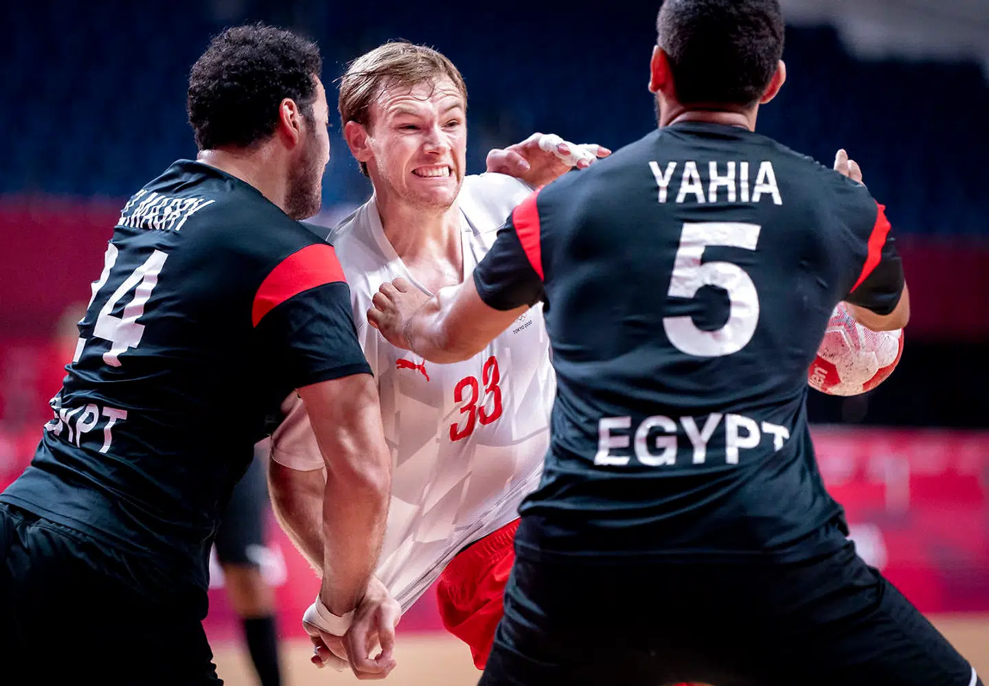 Danmarks Mathias Gidsel mellem Egyptens Yahia Omar og Ibrahim Elmasry under håndboldkampen mellem Danmark-Egypten, mandag den 26. juli 2021.Foto: Liselotte Sabroe/Ritzau Scanpix)