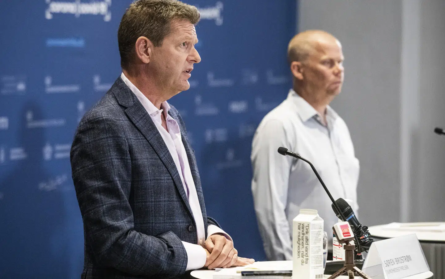 Formanden for Dansk Pædiatrisk Selskab, Klaus Birkelund Johansen (t.h.), på pressemøde tilbage i juni måned.