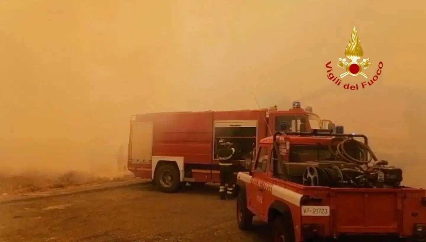 A picture taken and released on July 25, 2021 by the Italian Firefighters "Vigili del Fuoco" shows fire crews near the sits of a fire burning actively around the town of Oristano, on Sardinia island. - Firefighting aircraft from France and Greece arrived in Italy on July 25, 2021 following an appeal for help in taming fires raging across parts of Sardinia that have forced hundreds of people from their homes. (Photo by Handout / Vigili del Fuoco / AFP) / RESTRICTED TO EDITORIAL USE - MANDATORY CREDIT "AFP PHOTO / VIGILI DEL FUOCO - ITALIAN FIRE FIGHTERS" - NO MARKETING NO ADVERTISING CAMPAIGNS - DISTRIBUTED AS A SERVICE TO CLIENTS