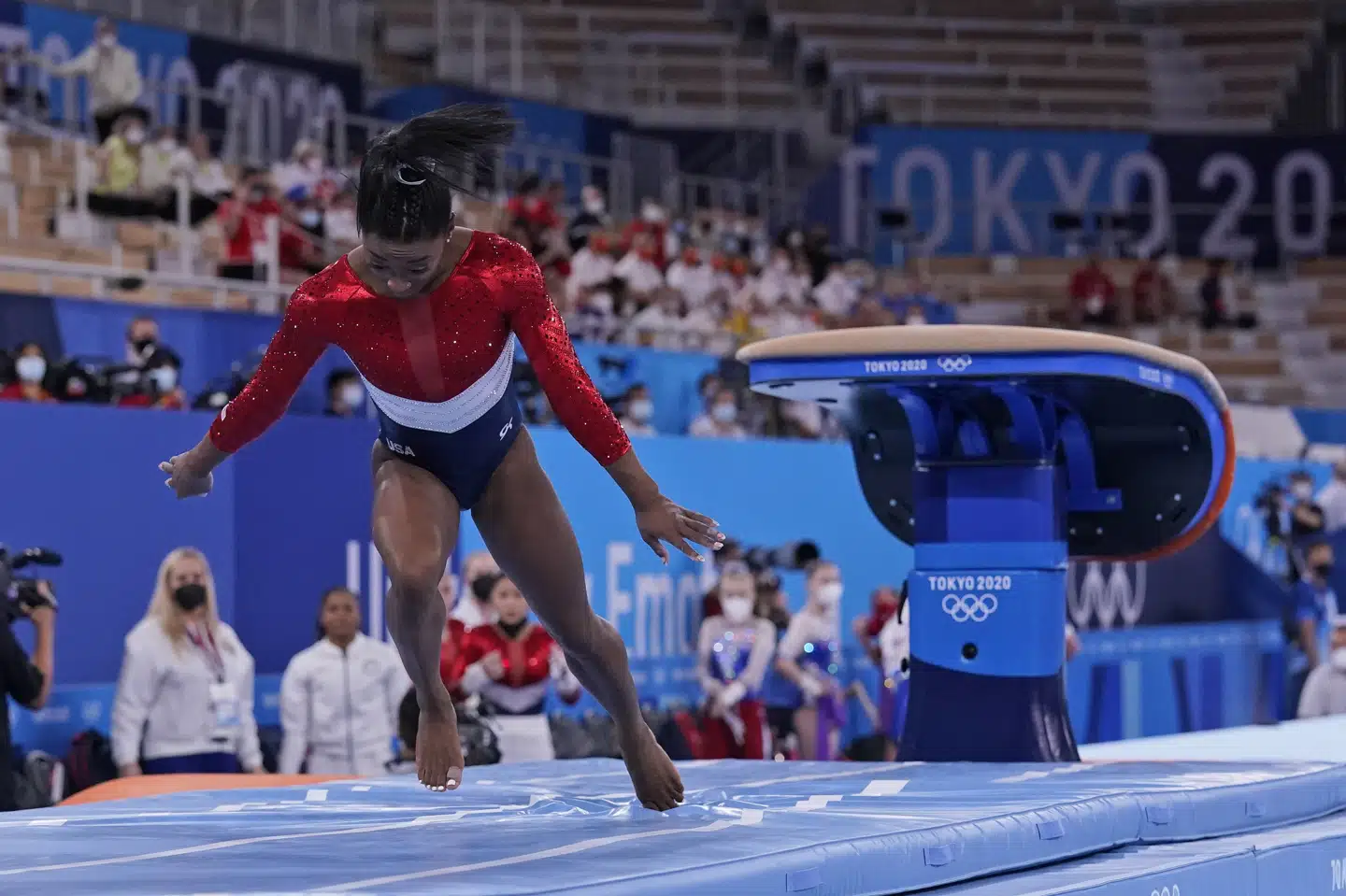 Simone Biles ses her under tirsdagens konkurrence i Tokyo, før hun udgik. Gregory Bull/Ritzau Scanpix