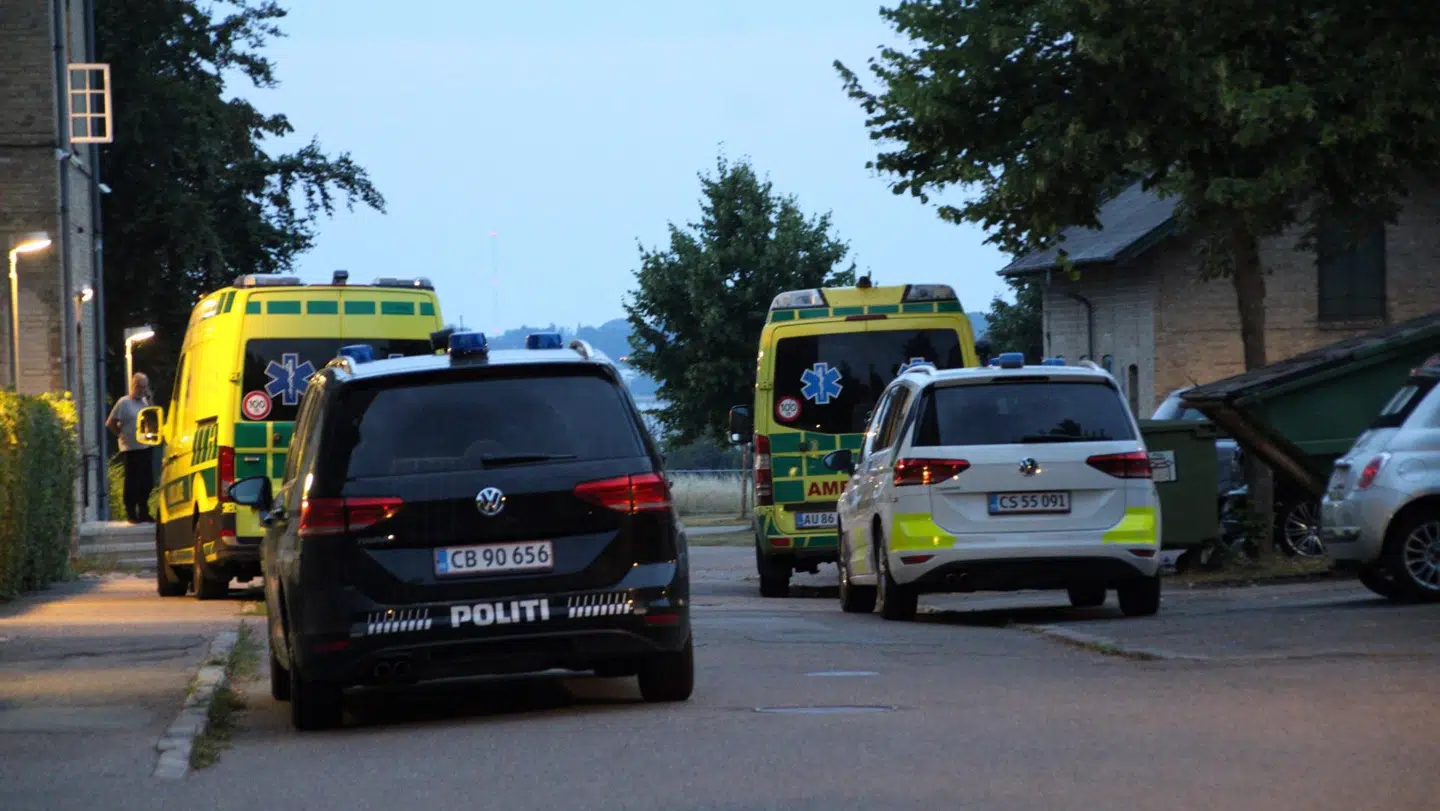 Tre ambulancer er tilkaldt til stedet. Foto: Presse-fotos.dk