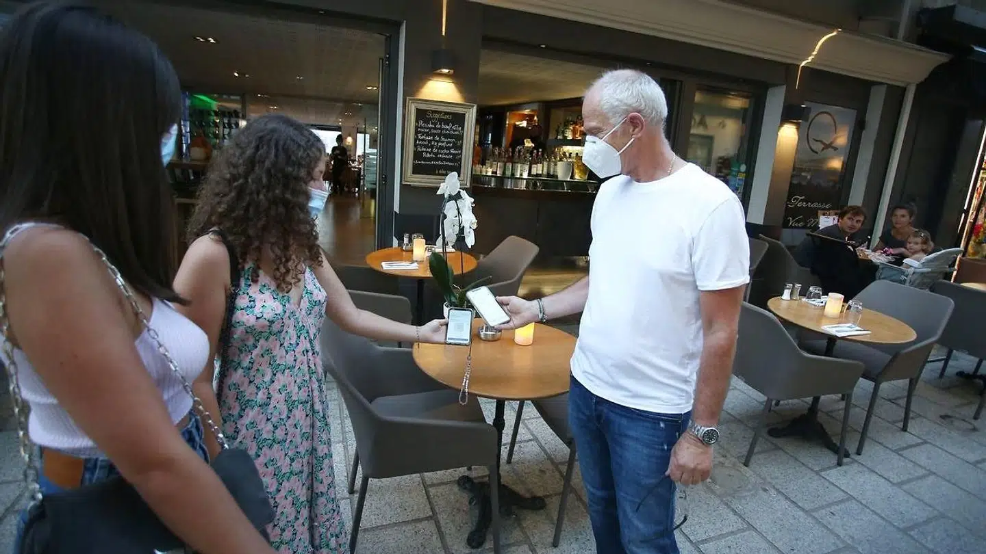 Coronapas, turister og personalemangel er skyld i proppede restauranter.