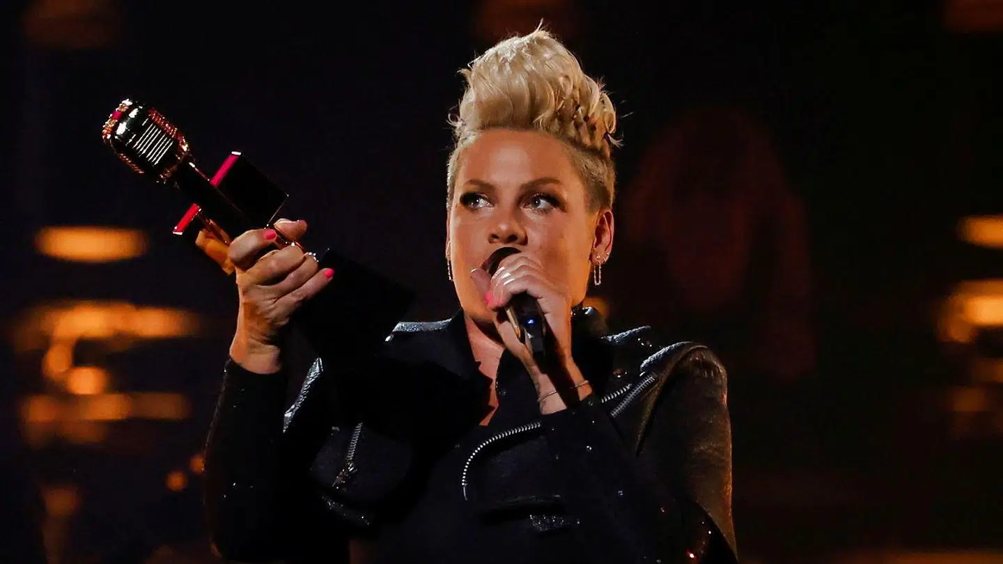 Pink er klar til at komme de norske strandhåndboldkvinder til undsætning. REUTERS/Mario Anzuoni FOR EDITORIAL USE ONLY TPX IMAGES OF THE DAY