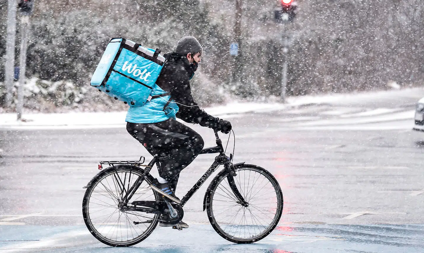Restauranternes mange take away-bestillinger har betydet travlhed for madbude på både cykel og i bil hos Wolt og andre udbringningsfirmaer.