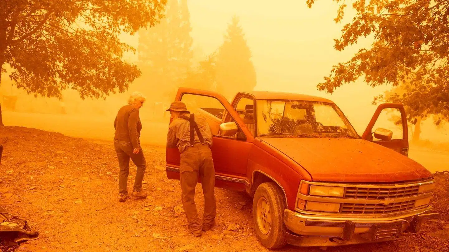 Her gør to beboere, der er berørt at branden sig klar til at køre væk fra området.