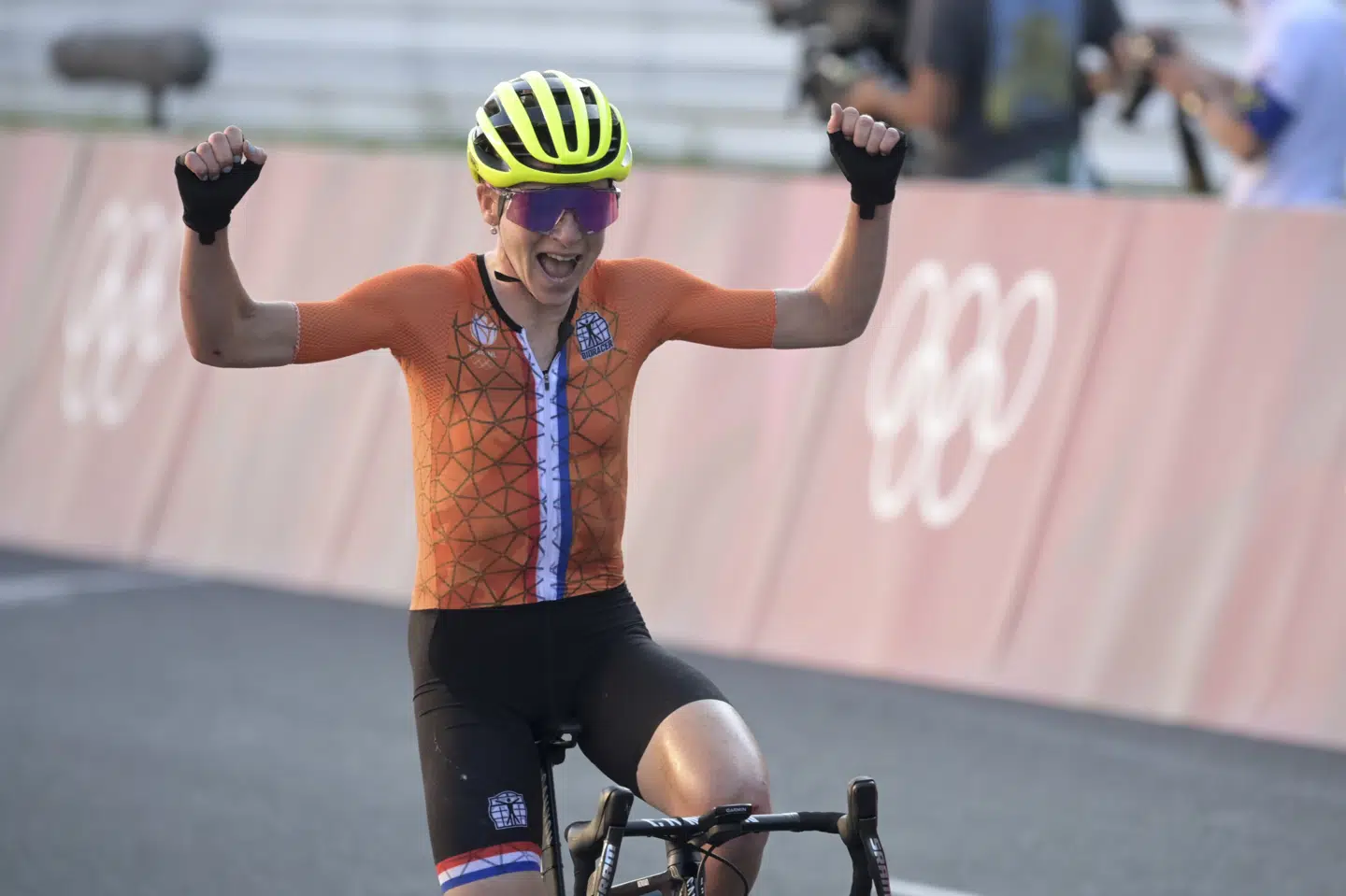 Annemiek van Vleuten jublede, fordi hun troede hun havde vundet OL-guld. Kort efter stivnede smilet på den hollandske veterans ansigt. Sebastian Gollnow/Ritzau Scanpix