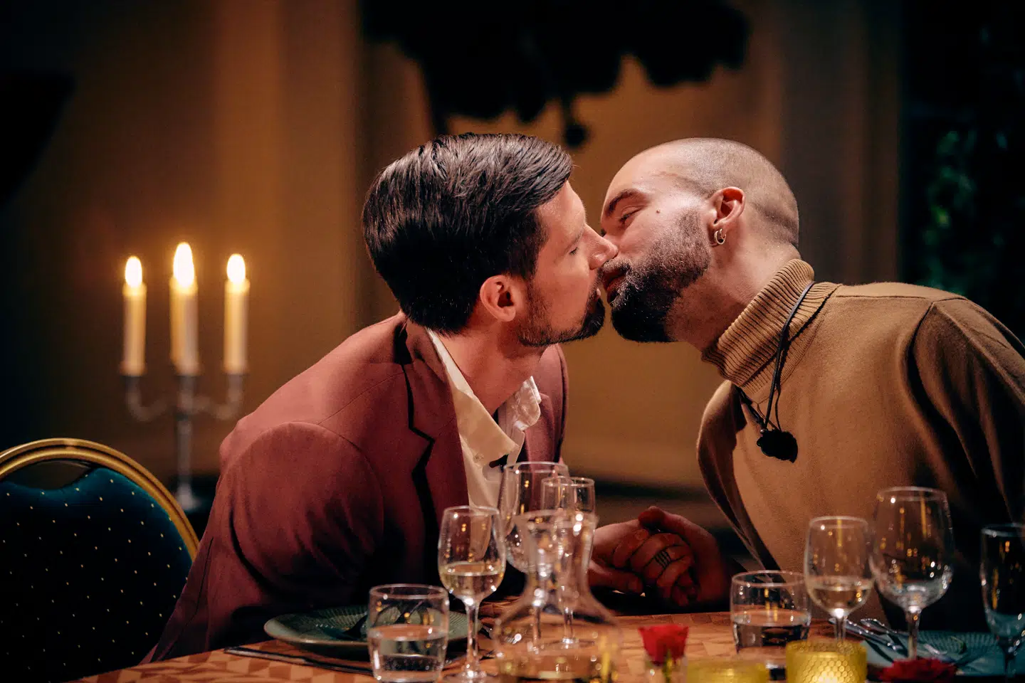 Jonas og Rasmus kysser i 'Prins Charming'