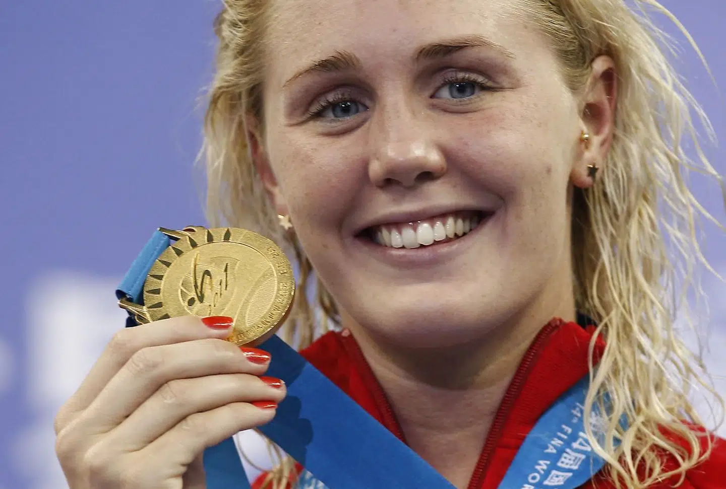 I 2011 vandt Jeanette Ottesen VM-guld på 100 meter fri. Her ses hun med sin guldmedalje.