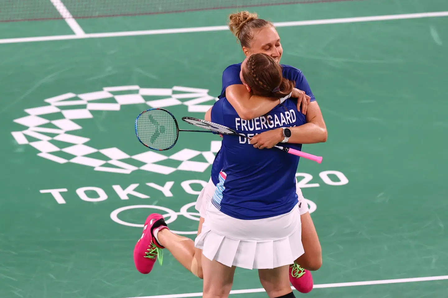 Maiken Fruergaard og Sara Thygesen jubler efter søndagens dramatiske sejr. Leonhard Foeger/Reuters