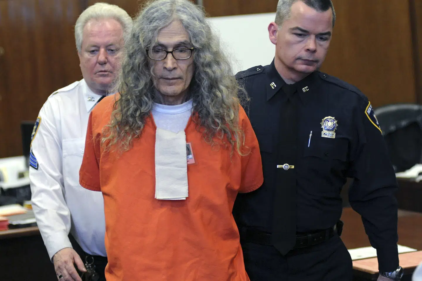 Den amerikanske seriemorder Rodney Alcala er død på et hospital lørdag. Her ses han under en retssag i 2013, hvor han blev dømt for to drab i New York. David Handschuh/Ritzau Scanpix